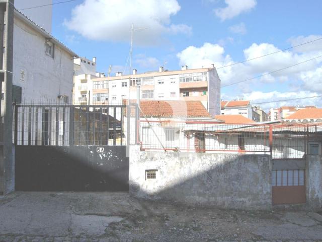 Casas em Ruina para reconstrução total no Cacém, em lote de. 0m² Agualva e mira sintra