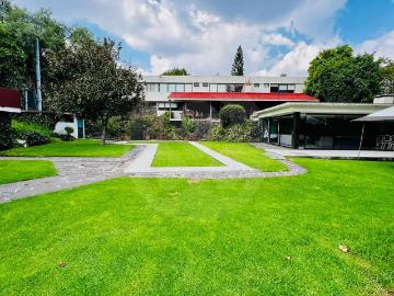 Casas en venta en terreno amplio en Jardines del Pedregal