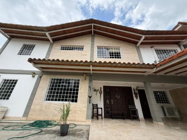 Casas en venta, Royal Garden zona Este Barquisimeto RG