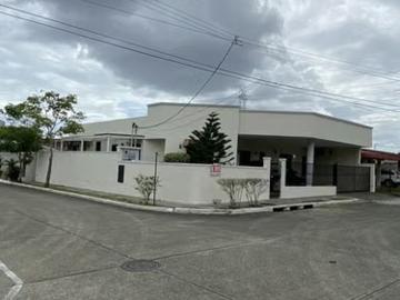 Casas en alquiler en Condado del Rey | Casa de esquina en una sola planta. Ubicada entre Altos de Panamá y Condado del Rey. 3 recámaras por USD 1500.00