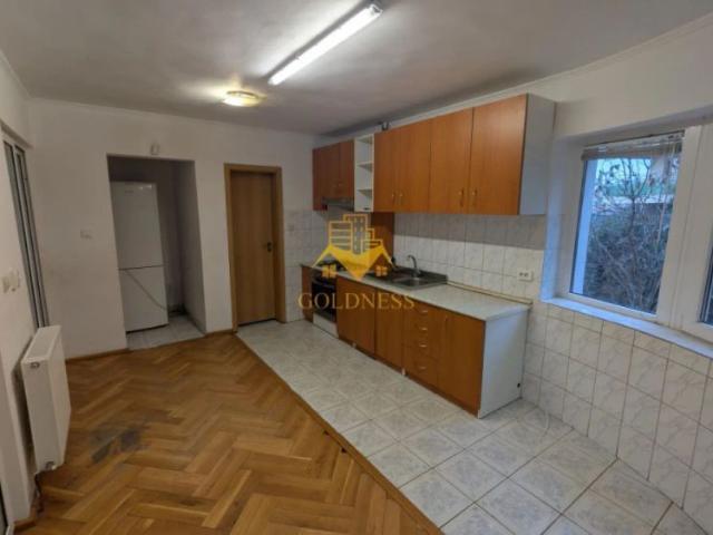 Casa/Spatiu de birou,Andrei Muresanu, 9 Camere,10 Parcari,Curte 2000mp