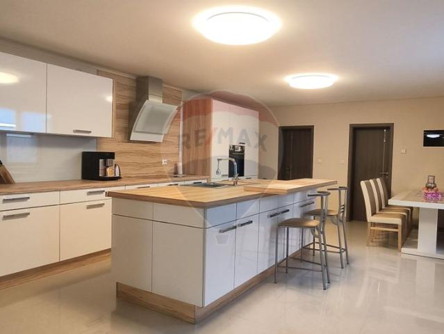 Casa/vila 4 camere vanzare in Sibiu, Dumbraveni, Central vezi locația pe hartă
