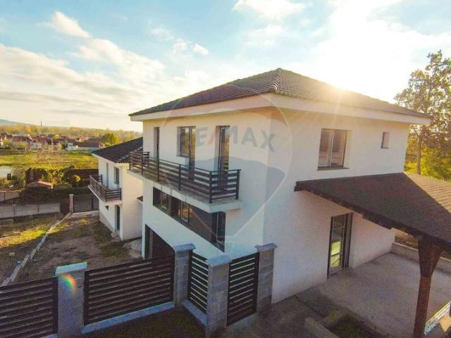Casa/vila 5 camere vanzare in Bihor, Oradea, Central vezi locația pe hartă