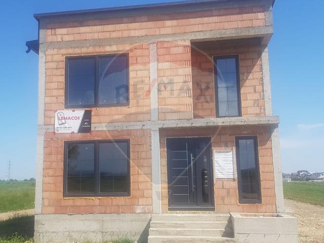 Casa/vila 5 camere vanzare in Suceava, Radauti, Est vezi locația pe hartă