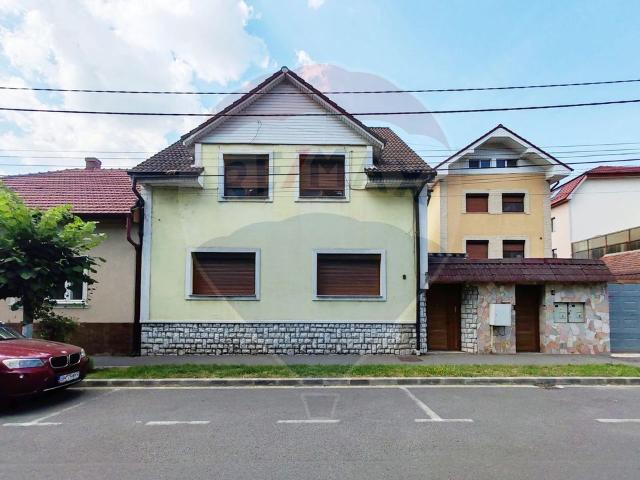 Casa/vila 7 camere vanzare in Bihor, Oradea, Central vezi locația pe hartă
