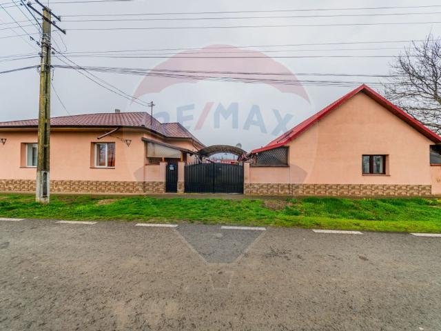 Casa/vila 14 camere vanzare in Arad, Iratosu vezi locația pe hartă