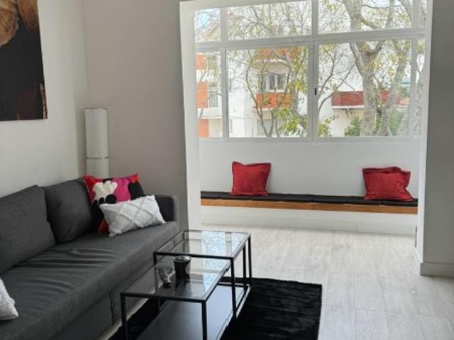 Cascais apartamento de dois quartos totalmente mobilado, a uma curta distância de Cascais
