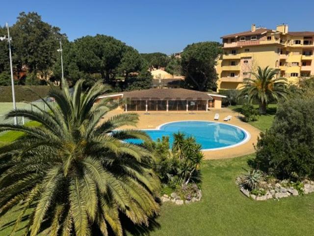 Cascais Bicuda T2 remodelado em Condomínio fechado, com jardim e piscina e garagem em Box, junto a quinta da Marinha