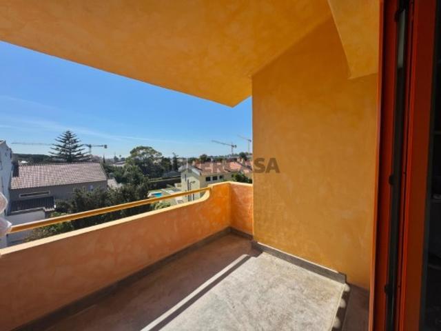 Cascais Bicuda T2 remodelado em Condomínio fechado, com jardim e piscina e garagem em Box, junto a quinta da Marinha
