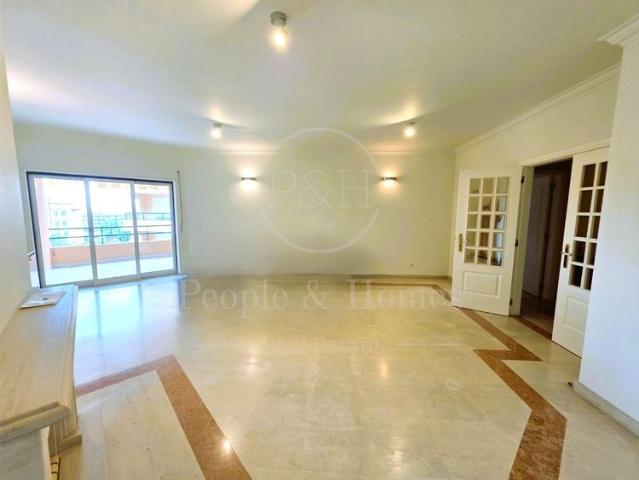 Cascais Carcavelos. T1. Condomínio privado. Junto à praia