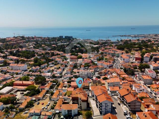 CASCAIS | T3 com Garagem Privativa e Varanda Corrida a 10 Minutos das Praias