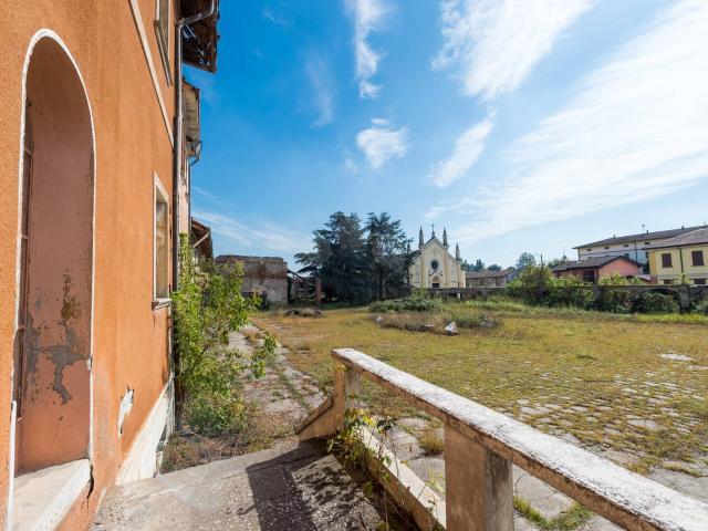 Cascina a corte con casa padronale e rustici in centro in vendita a Cremona