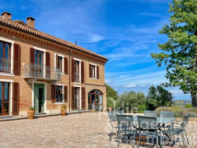 Cascina spaziosa con layout ricettivo e vista panoramica sui. 1048m² Asti