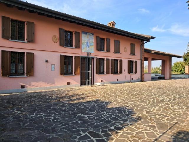 Cascina ristrutturata con ampi spazi, locali open space e pa. 260m² Pieve Porto Morone