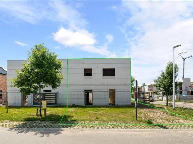CASCO HALFOPEN BEBOUWING IN MODERNE STIJL MET CARPORT IN ALK