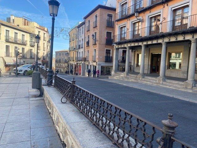 Casco Histórico. Local comercial con 190 m2 en 3 plantas. Buen estado