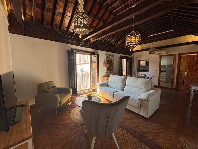 Casco histórico. Piso con 195 m2 una joya en el centro del casco. Con 1 dormitorio y 2 baños. Balcones a la catedral