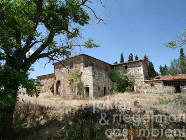 Case di campagna da ristrutturare nella Crete Senesi in vend. 1800m² Siena