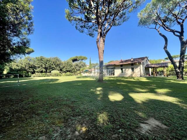 Case e ville in affitto di 400 m² in Via Toscana