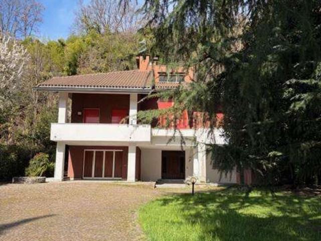 Case e ville in affitto di 450 m² in Via Francesco Crispi