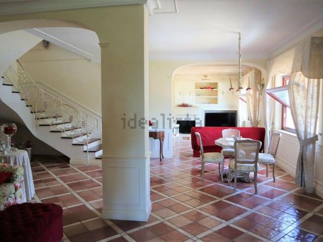 Case e ville in affitto di 450 m² in Via Serra