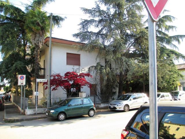 Case e ville in affitto di 450 m² in Via Paolo Caliari