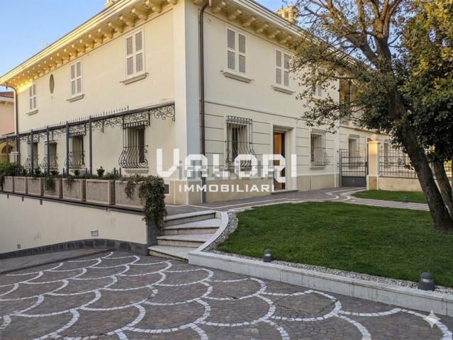 Case e ville in affitto di 508 m² in Via Firenze, 46