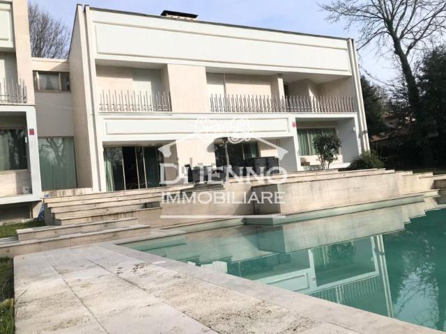Case e ville in affitto di 650 m² in Largo Olgiata, 15