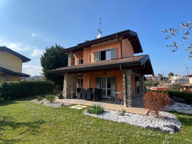 Case e ville in affitto di 115 m² in Via Sandro Pertini