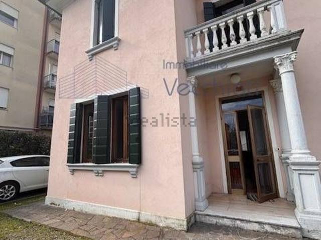 Case e ville in affitto di 142 m² in Via Tommaso Salsa