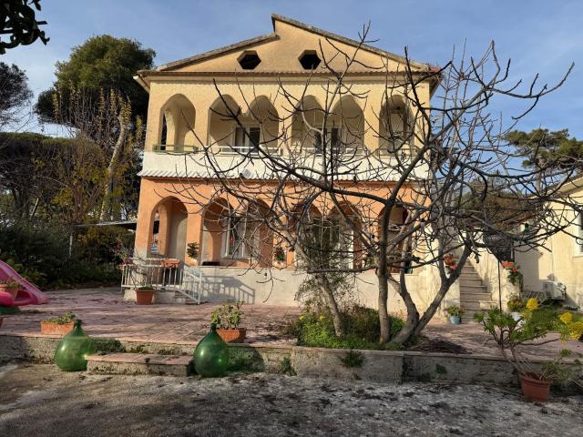 Case e ville in affitto di 163 m² in Viale Pineta Prisconte