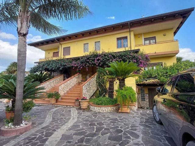Case e ville in affitto di 195 m² in Via Apollo, 1