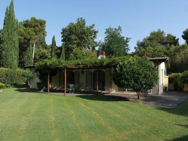 Case e ville in affitto di 200 m² in Via Lucio Volumnio