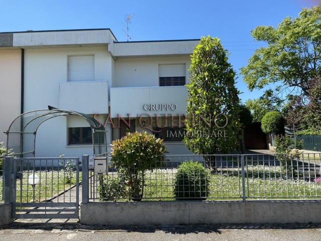 Case e ville in affitto di 200 m² in Via V. Sgarbi, 1