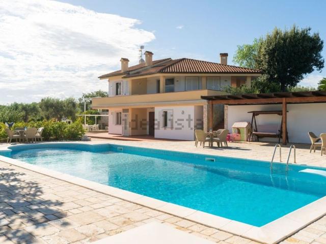 Case e ville in affitto di 200 m² in Lungomare Pontino, 11454