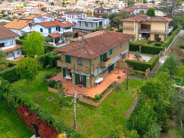 Case e ville in affitto di 204 m² in Viale Versilia
