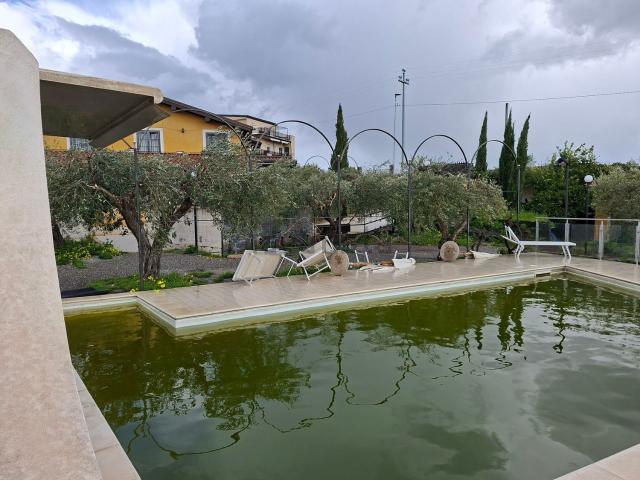 Case e ville in affitto di 210 m² in Via C. Colombo