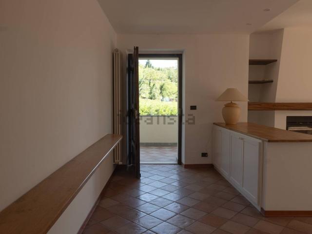 Case e ville in affitto di 210 m² in Via Crosa