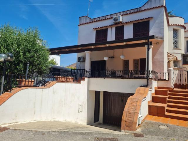 Case e ville in affitto di 210 m² in Via Lago Patria