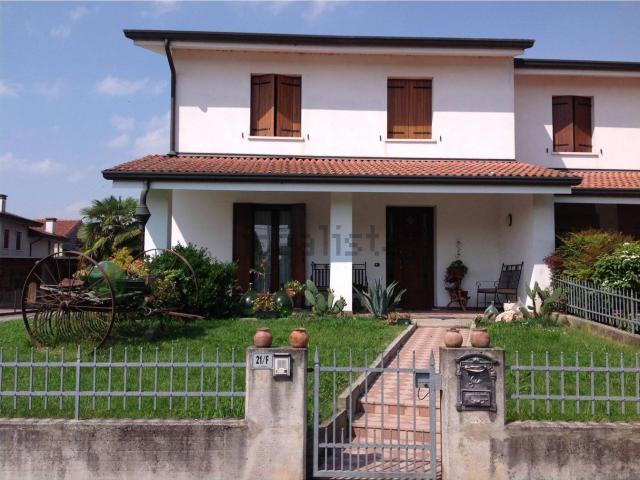 Case e ville in affitto di 220 m²