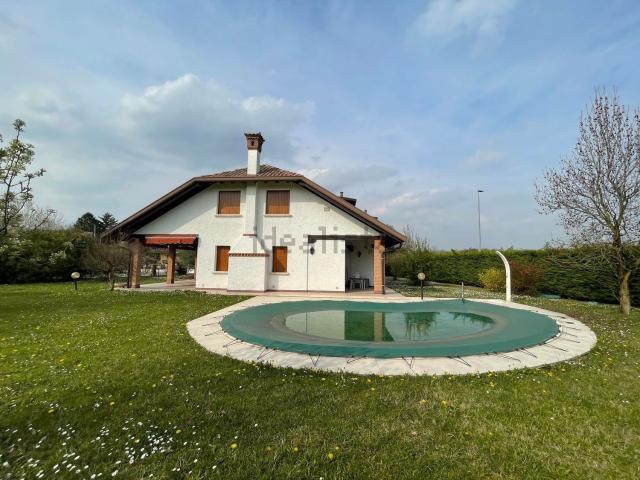 Case e ville in affitto di 225 m²