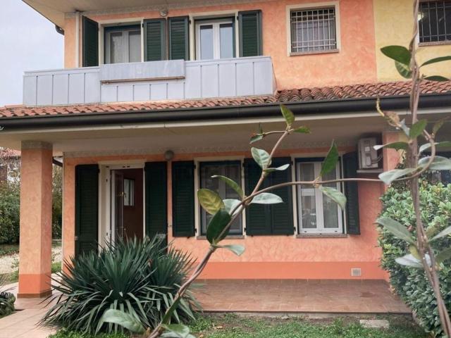 Case e ville in affitto di 225 m²