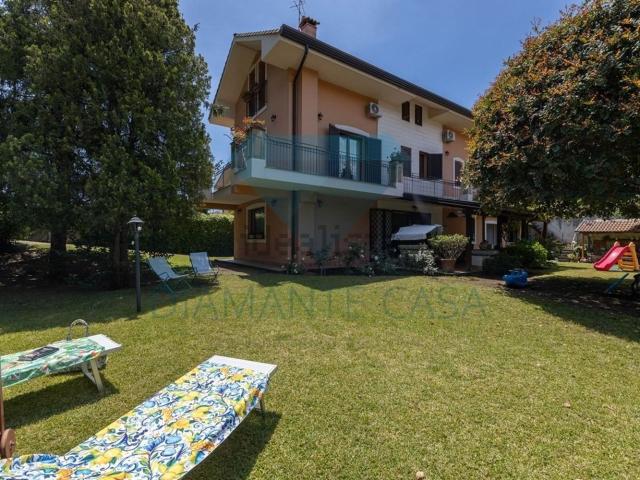 Case e ville in affitto di 225 m² in Via Sant&apos Agata