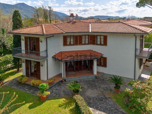 Case e ville in affitto di 238 m² in Viale Versilia
