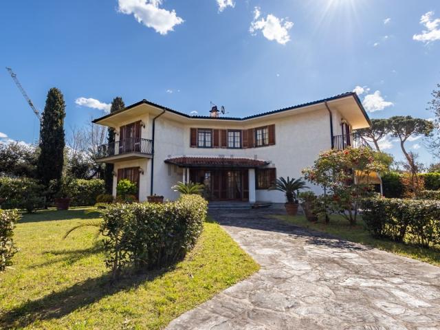 Case e ville in affitto di 238 m² in Viale Versilia
