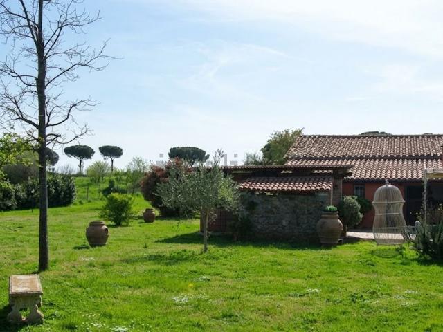 Case e ville in affitto di 240 m² in Via degli Armentieri