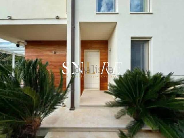 Case e ville in affitto di 240 m² in Via Roma Imperiale