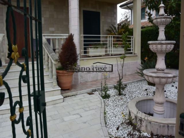 Case e ville in affitto di 250 m² in Via Antonio Ceravolo, 10