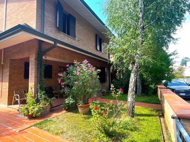 Case e ville in affitto di 250 m² in Via Achille Ferrari, 1
