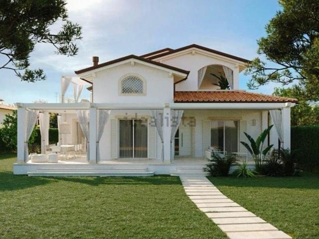 Case e ville in affitto di 250 m² in Via Agnelli